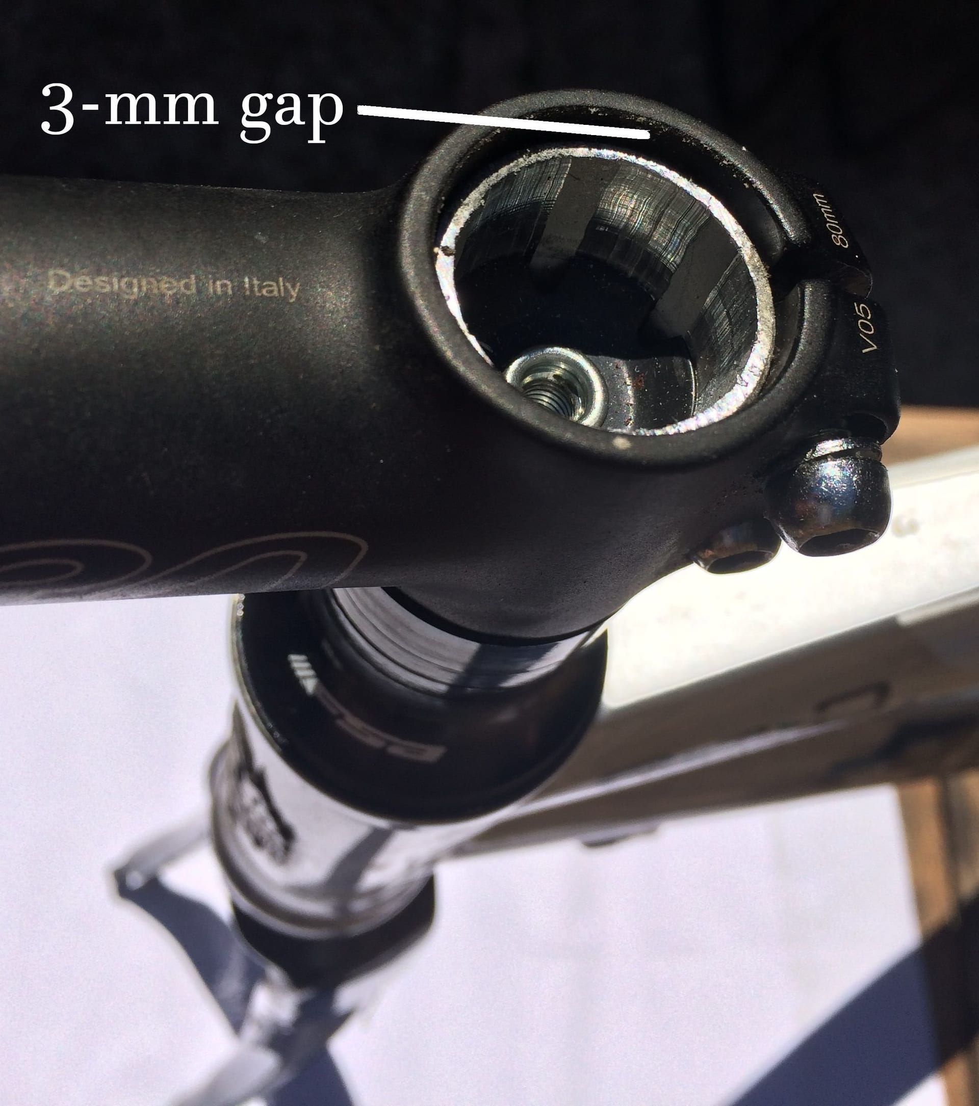 Figure 5 Gap between spacer and steerer
